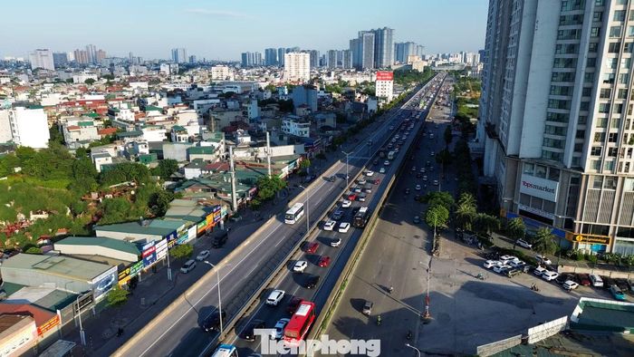 Đến gần 19h, đường Ngọc Hồi, khu vực Bến xe Nước Ngầm và nút giao Pháp Vân vẫn thông thoáng. Sau kỳ nghỉ dài, nhiều người vui mừng khi hành trình trở lại Hà Nội diễn ra thuận lợi, không gặp cảnh ùn tắc như lo ngại.
