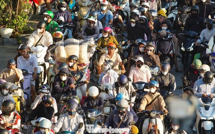 Tại cửa ngõ phía Nam, trên trục Ngọc Hồi - Giải Phóng, nhiều người trở lại Hà Nội bằng xe máy, mang theo balô, túi đồ và hành lý sau kỳ nghỉ lễ.