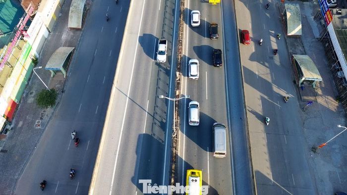 Tại khu vực nút giao Nguyễn Trãi, các dòng phương tiện liên tục nhập vào Vành đai 3, khiến ôtô có thời điểm phải di chuyển chậm.