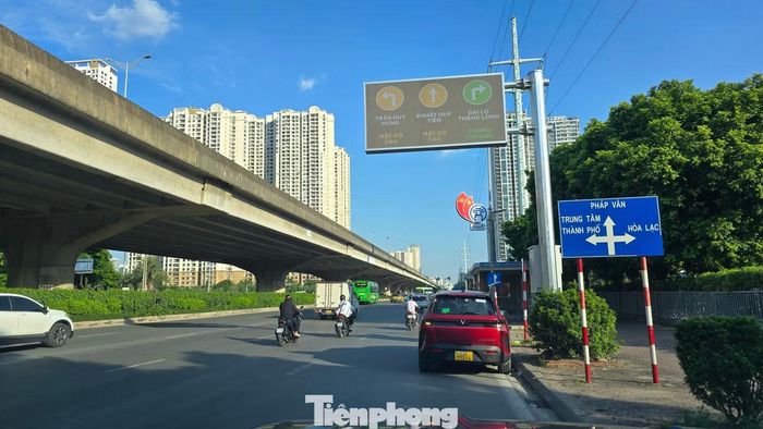 Đường Phạm Hùng cũng duy trì nhịp giao thông ổn định, không còn cảnh xe cộ chen lấn trong chiều cuối kỳ nghỉ lễ.