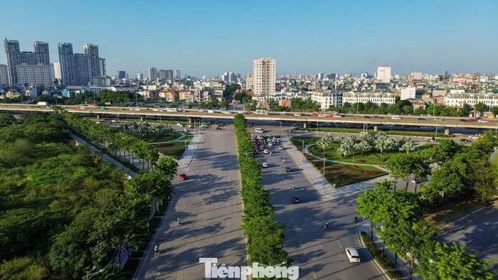 Trái ngược với dòng ôtô đông trên đường vành đai trên cao, đường Nguyễn Xiển phía dưới khá thông thoáng, phương tiện di chuyển thuận lợi hơn thường ngày.