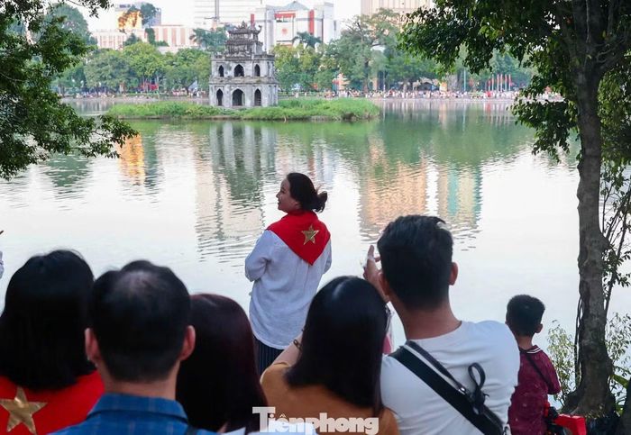 Vị trí trước tháp Rùa chật kín.