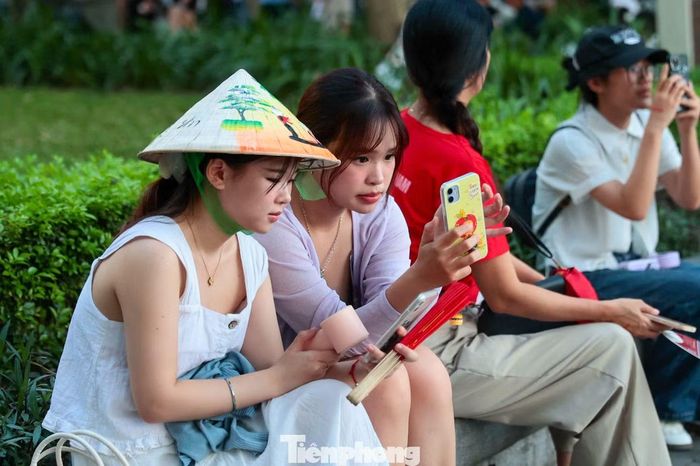 Để chuẩn bị cho thời gian chờ đợi kéo dài, nhiều người mang theo nước uống, đồ ăn nhẹ và quạt làm mát.
