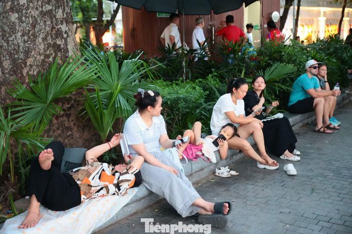 Nhiều gia đình mang theo bạt, nước uống, đồ ăn nhẹ, chuẩn bị cho nhiều giờ chờ đợi xem pháo hoa.