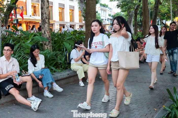 Nhiều người chuẩn bị sẵn vật dụng cá nhân, chọn một vị trí phù hợp rồi ngồi nghỉ, chờ nhiều giờ trước khi pháo hoa khai màn.