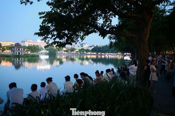 Hàng nghìn người kiên nhẫn chờ đợi bên Hồ Gươm, sẵn sàng đón màn pháo hoa mừng 81 năm Quốc khánh 2/9.