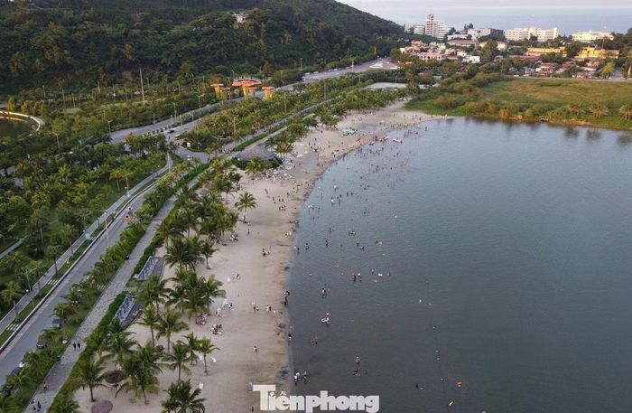 Đối lập với khung cảnh tại bãi tắm khu 2 Đồ Sơn, bãi tắm nhân tạo Vụng Hương bên trong Khu du lịch quốc tế Đồi Rồng lại vắng khách.