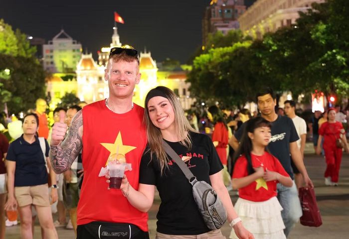 Đôi du khách đến từ Úc mang trên mình chiếc áo thể hiện tình cảm với đất nước Việt Nam.
