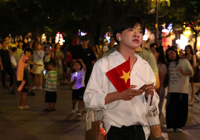  Các bạn trẻ cầm cờ Tổ quốc﻿ đón ngày lễ trọng đại. 