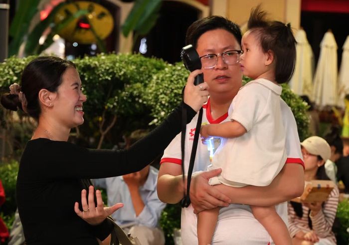 Phụ huynh đưa con em ra khu trung tâm TPHCM vui chơi trong ngày đại lễ.