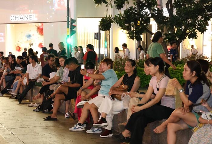 Trong thời gian chờ thưởng thức chương trình nghệ thuật, bà con ngồi trò chuyện, thư giãn trong buổi cuối của kỳ nghỉ lễ dài 5 ngày.