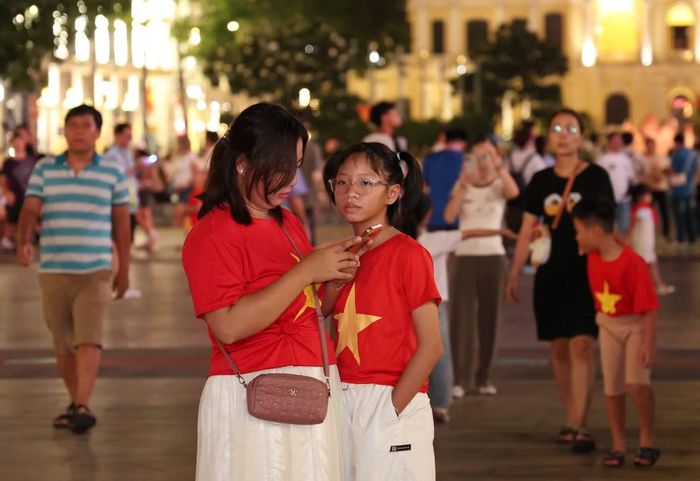  Hòa vào khí thế đầy tự hào﻿, các gia đình, bạn nhỏ mang đồng phục cờ đỏ sao vàng đi chơi lễ. 