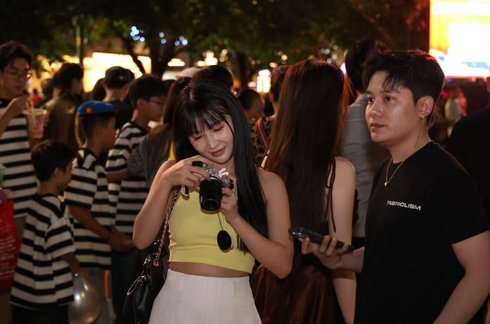 Không khí trên Phố đi bộ Nguyễn Huệ càng về đêm càng trở nên sôi động, nhộn nhịp.