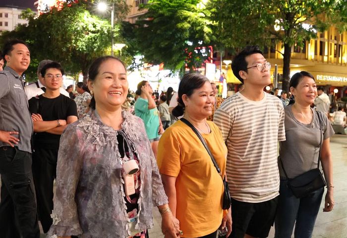 Vào TPHCM hai ngày qua, hòa vào không khí đại lễ tại TPHCM, bà Nguyễn Thị Bích Thủy (quê Quảng Ngãi) cùng người thân dành thời gian trải nghiệm các tuyến xe buýt miễn phí và metro trước khi có mặt tại Phố đi bộ Nguyễn Huệ để đón xem chương trình nghệ thuật tại đây.