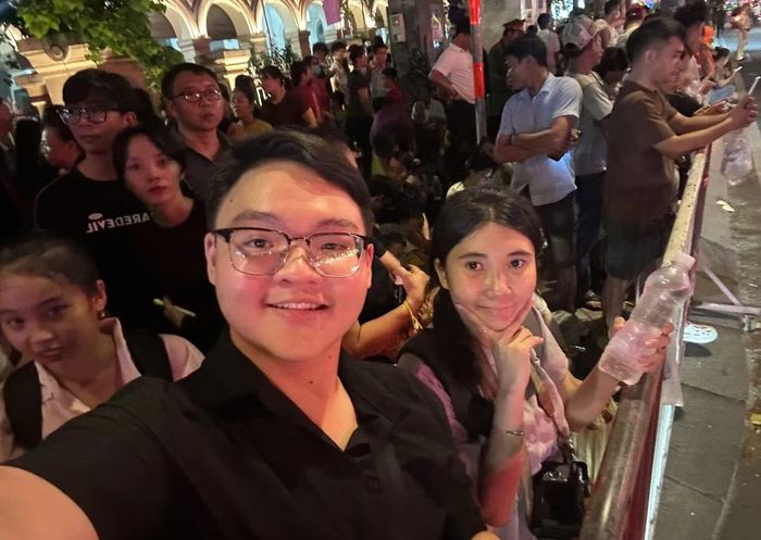Nhiều bạn trẻ cũng nhanh chóng "xí chỗ" có "view" đẹp ở Công viên Bến Bạch Đằng để đón xem chương trình bắn pháo hoa nghệ thuật trong đêm Quốc khánh.