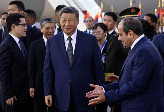 Chủ tịch Trung Quốc Tập Cận Bình được Tổng thống Ai Cập Abdel Fattah al-Sisi chào đón khi ông đến Sân bay Quốc tế Cairo để thực hiện chuyến thăm chính thức Ai Cập hôm 1/9. (Ảnh: Reuters)
