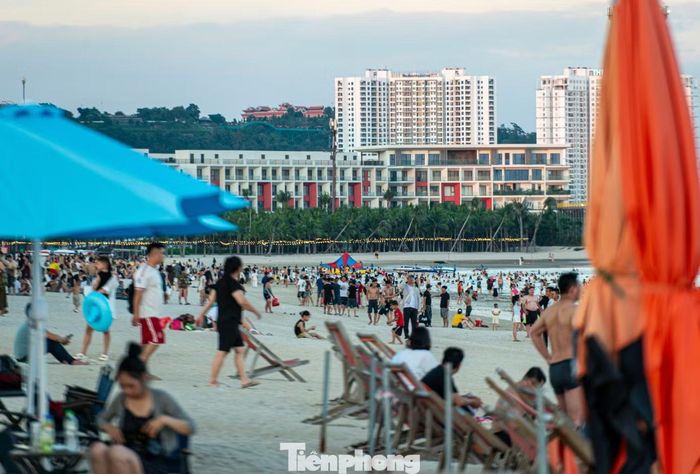 Theo UBND TP. Quảng Ninh, trong 5 ngày nghỉ lễ, toàn thành phố đón khoảng 568.000 lượt (đạt 160% so với cùng kỳ năm 2025); khách lưu trú ước đạt 227.500 lượt (đạt 170% so với cùng kỳ 2025). Tổng thu du lịch ước đạt 1.800 tỷ đồng (đạt 184% so với cùng kỳ 2025). Công suất phòng các khách sạn từ 3-5 sao đạt 80-85%. Khu du lịch Bãi Cháy vẫn là tâm điểm thu hút khách du lịch đến TP Quảng Ninh tham quan và nghỉ dưỡng.