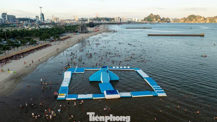 Bãi biển dài hơn 3 km chật kín người xuống tắm để giải nhiệt trước cái nắng nóng oi bức của ngày cuối hè.