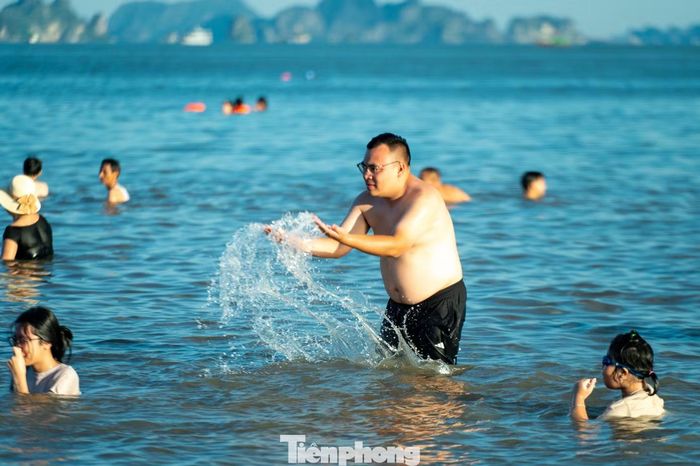 Mọi người thỏa thích nô đùa dưới biển để giải đi cơn nắng nóng đỉnh điểm cao nhất trong suốt 5 ngày nghỉ lễ vừa qua.