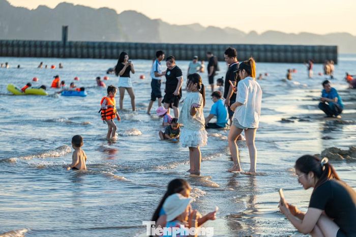 "Chúng tôi dự kiến tắm xong sẽ dẫn các cháu đi ăn rồi khoảng 21h mới di chuyển về Hà Nội. Tôi mong lúc này tuyến đường dẫn về nhà sẽ hết cảnh ùn tắc", anh Quân chia sẻ.