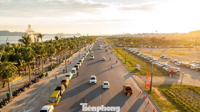 Trên đường Kỳ Quan, ôtô đỗ hàng dài dọc bãi tắm. Theo một số người, việc di chuyển xe cá nhân từ Quảng Ninh về đến Hà Nội hay Hưng Yên, Bắc Ninh chỉ có hơn 3 tiếng.