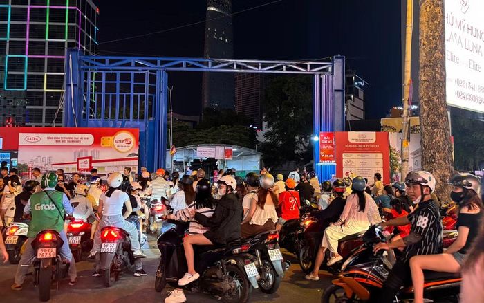 Đến khoảng hơn 20h, nhiều bãi xe thông báo hết chỗ khiến hàng trăm người loay hoay không biết gửi xe ở đâu.