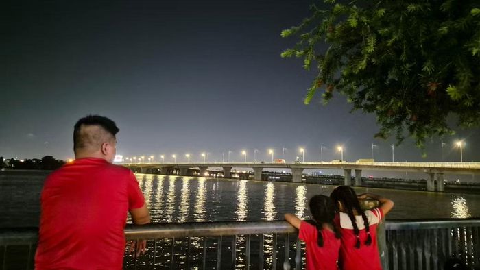 Với nhiều gia đình đây là khoảnh khắc giáo dục các con về lịch sử tự hào của dân tộc