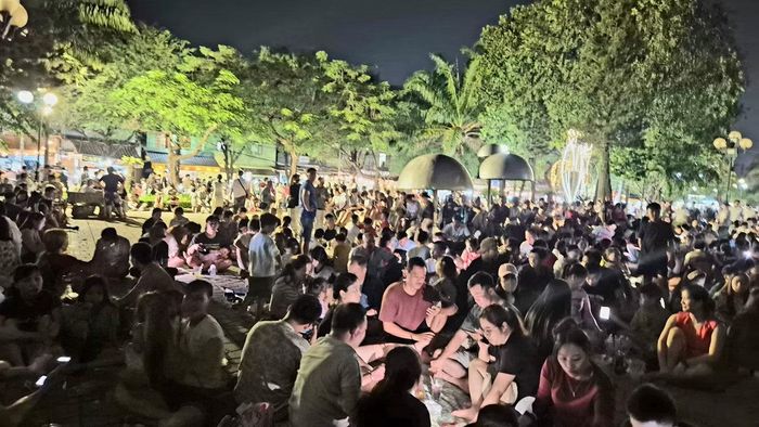 Biển người chờ xem pháo hoa tại công viên Nguyễn Văn Trị với chiều dài khoảng 3km