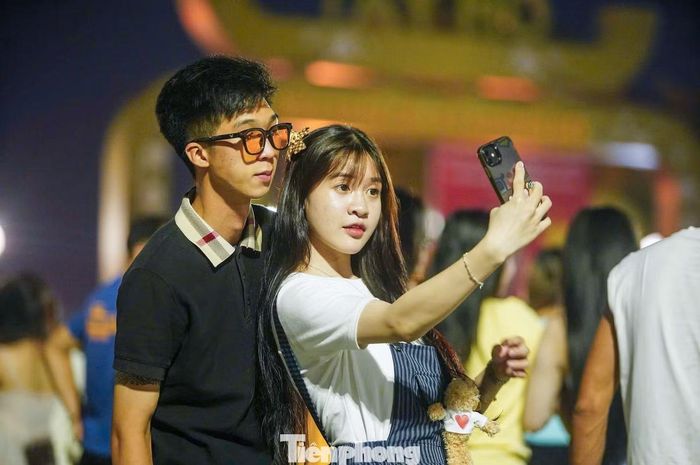 Các cặp đôi đến từ sớm, tranh thủ dạo quanh hồ, chụp ảnh trước khi tìm chỗ ngồi chờ pháo hoa.