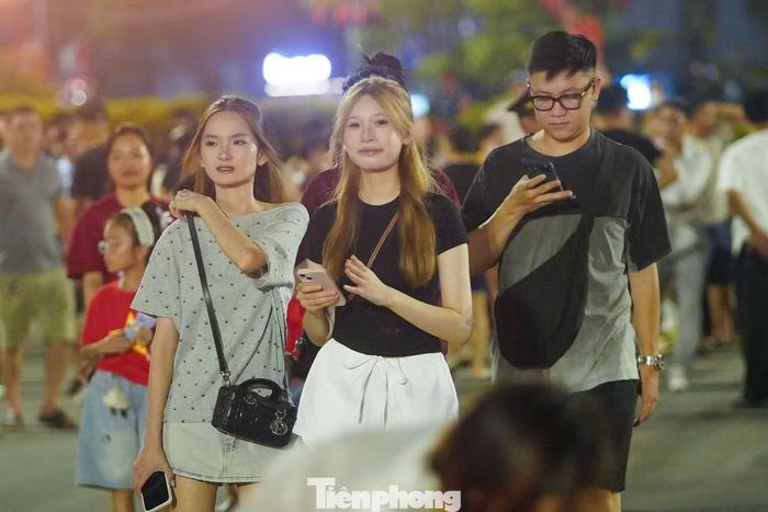 Nhiều bạn trẻ mang theo máy ảnh, điện thoại và các thiết bị ghi hình để lưu lại khoảnh khắc trong đêm Quốc khánh.