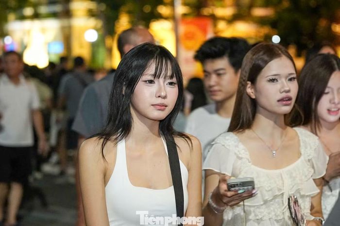 Với nhiều người trẻ, xuống phố tối 2/9 là dịp để trực tiếp cảm nhận không khí lễ hội thay vì theo dõi pháo hoa qua màn hình.