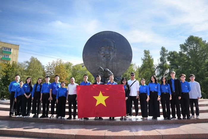 Đoàn viên, thanh niên bên tượng đài Chủ tịch Hồ Chí Minh tại Thủ đô Moscow.