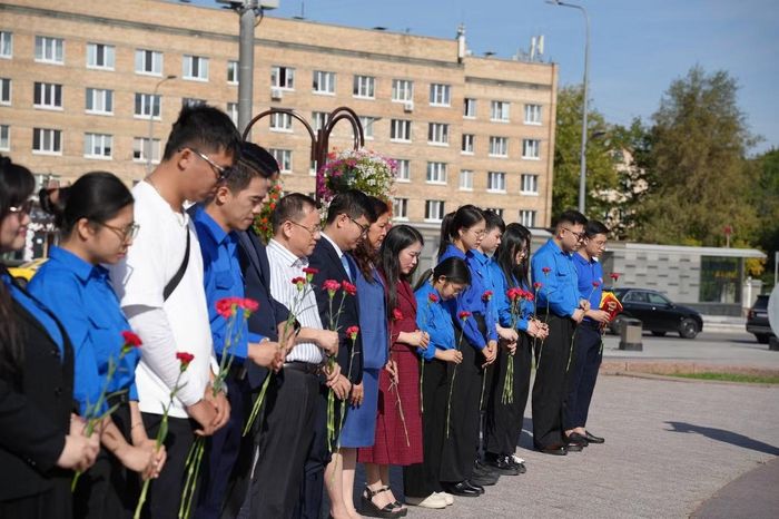 Các đại biểu thanh niên cùng chào cờ, dâng hoa tại tượng đài Chủ tịch Hồ Chí Minh. Ảnh: BCĐ