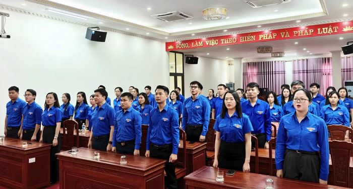 Cán bộ, đoàn viên tham dự lễ chào cờ "Tôi yêu Tổ quốc tôi". Ảnh: TĐNB