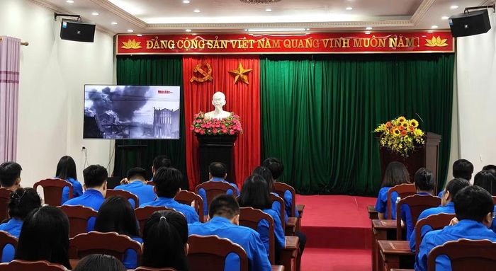 Tại chương trình, các đại biểu đã cùng sinh hoạt truyền thống.