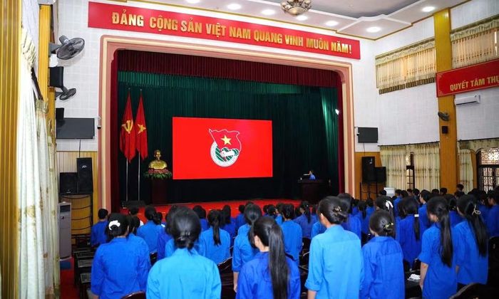 Lễ chào cờ "Tôi yêu Tổ quốc tôi" gồm các nội dung hát Quốc ca, sinh hoạt truyền thống về Quốc khánh 2/9, đã được các cơ sở Đoàn tổ chức trang trọng, xúc động tại những địa chỉ đỏ, di tích lịch sử.