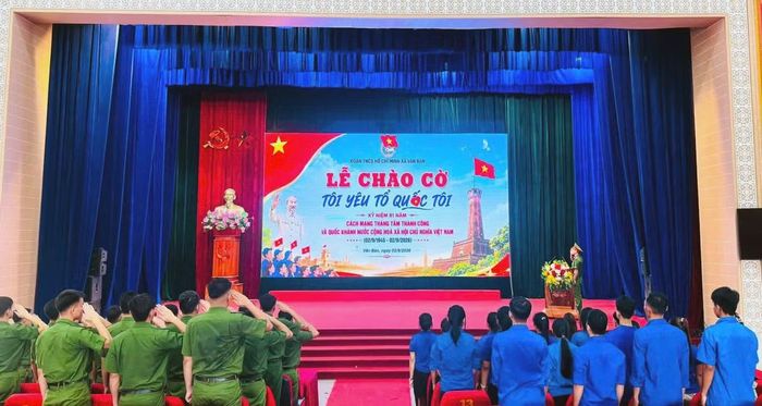  Trong không khí trang nghiêm﻿, dâng trào cảm xúc đoàn viên, thanh niên đã cùng thực hiện lễ chào cờ, đồng thanh hát vang giai điệu hào hùng Quốc ca. 