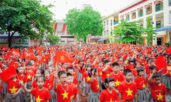 Cùng với lễ chào cờ "Tôi yêu Tổ quốc tôi", nhiều phần việc, hoạt động thực tế được triển khai rộng khắp phát huy tinh thần tiên phong, tình nguyện vì cộng đồng; hoạt động “Uống nước nhớ nguồn”, “Đền ơn đáp nghĩa”. Đồng thời triển khai tuyến nội dung dành cho thiếu nhi với chủ đề “Em yêu Tổ quốc em".
