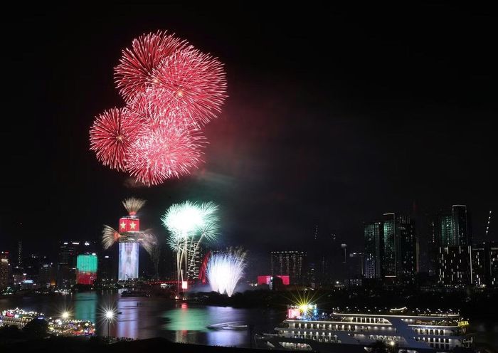 Đúng 21h, loạt pháo hoa đẹp mắt đã nổ vang và rực sáng trên bầu trời thành phố.