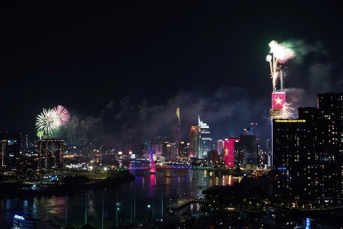 Màn pháo hoa thắp sáng bầu trời hòa trong niềm phấn khởi, tự hào của đông đảo người dân đón xem.