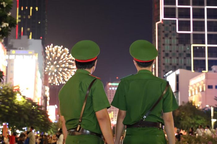 Hai chiến sĩ công an làm nhiệm vụ trong đêm Quốc khánh tại Phố đi bộ Nguyễn Huệ. Ảnh: Ngô Tùng