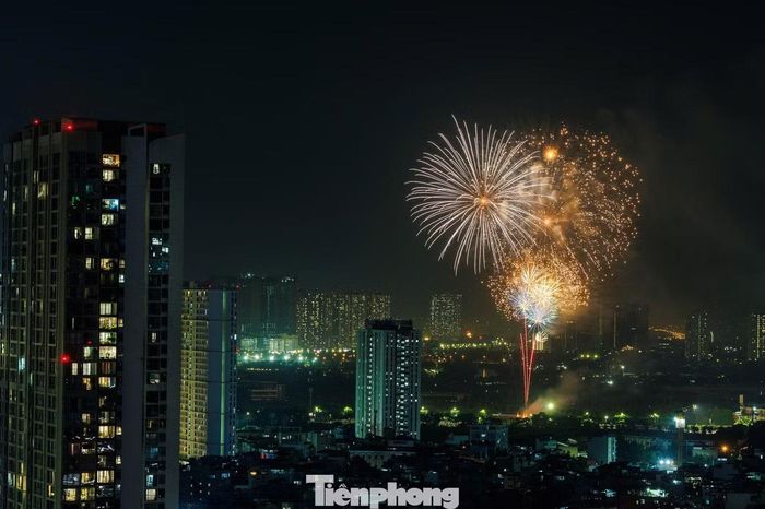 Ở khu vực đường đua F1 thuộc Khu liên hợp thể thao quốc gia Mỹ Đình, những loạt pháo liên tiếp bung nở, tạo thành nhiều tầng ánh sáng trên bầu trời phía Tây Hà Nội.