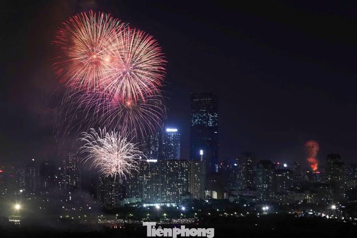 Những chùm pháo hoa bung nở thành nhiều tầng, phủ kín bầu trời bằng những lớp ánh sáng lung linh.