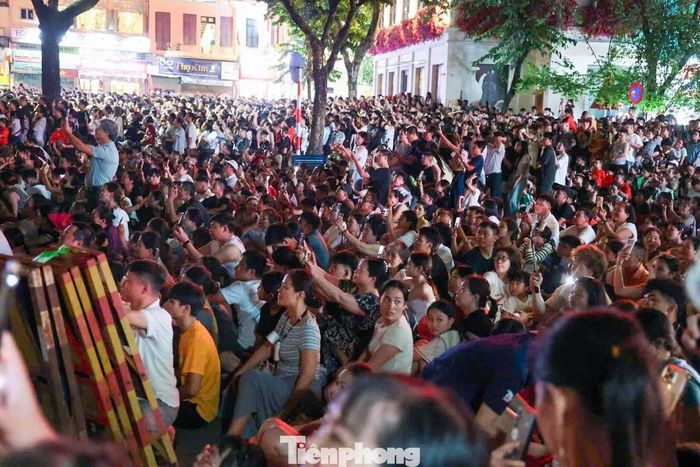 Tại khu vực hồ Hoàn Kiếm, ngay từ những loạt pháo đầu tiên, hàng nghìn người dân đã hướng mắt lên bầu trời, chờ đón những khoảnh khắc rực rỡ trong đêm Quốc khánh.