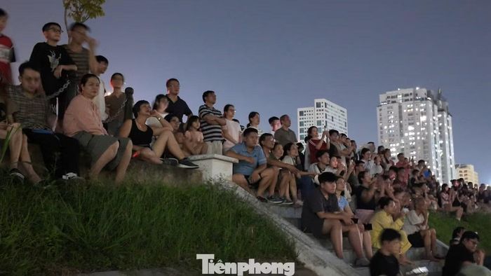 Để chiêm ngưỡng màn pháo hoa từ phía đường đua F1, nhiều gia đình và các bạn trẻ đã chờ đợi nhiều giờ ở khu vực công viên hồ điều hòa CV1 (Khu đô thị mới Cầu Giấy).