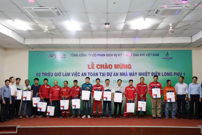 Người lao động tiêu biểu được khen thưởng tại buổi lễ.