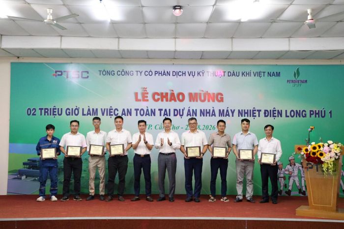 Trao chứng nhận cho đại diện các đơn vị về những đóng góp đặc biệt.