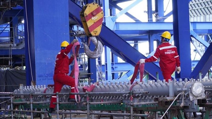 Thi công lắp đặt thiết bị lò hơi trên công trường Dự án Nhà máy Nhiệt điện Long Phú 1.