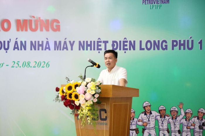 Ông Hà Đình Niên, Trưởng Ban Quản lý Dự án Điện lực Dầu khí Long Phú 1, chúc mừng PTSC đạt mốc 2 triệu giờ làm việc an toàn.