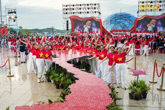 Người dân và du khách hưởng ứng sự kiện đặc biệt do phường Nghĩa Lộ tổ chức. (Ảnh: Phường Nghĩa Lộ)